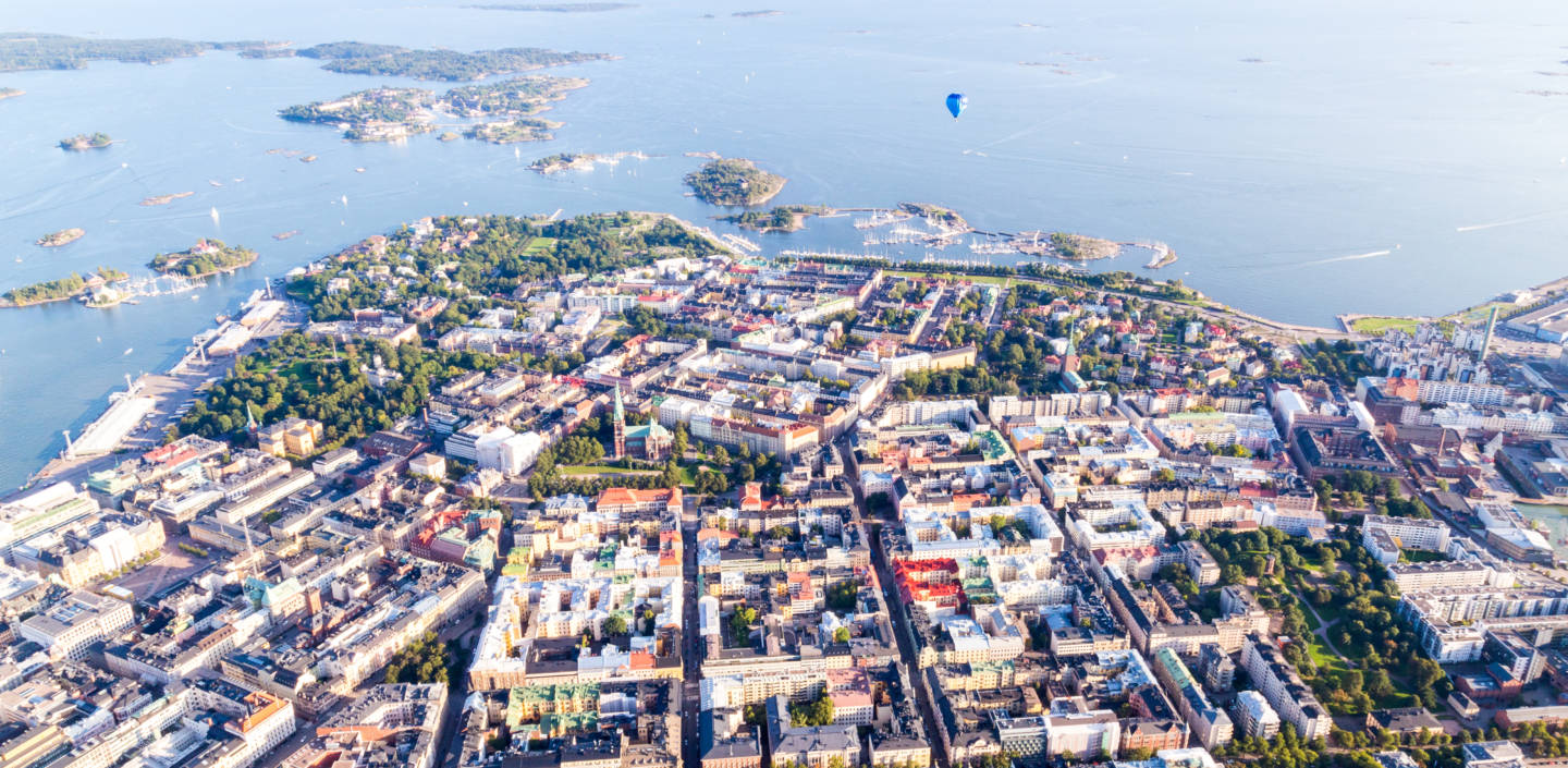 Helsingin kantakaupunkia ilmasta, taustalla merta ja saaria.