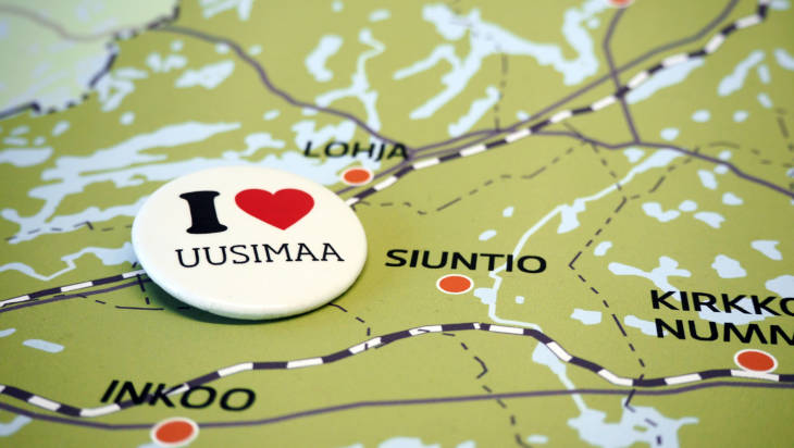I love Uusimaa -pinssi Uudenmaan kartan päällä.