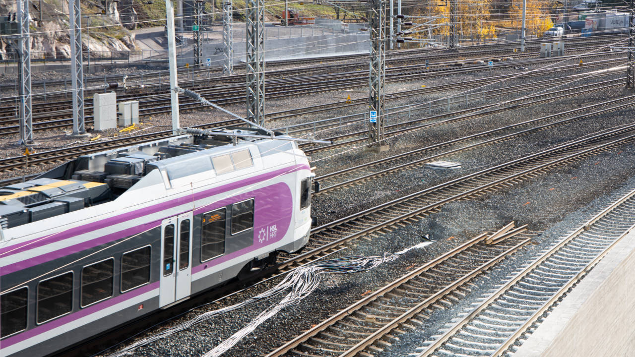 Lähiliikenteen juna Pasilan ratapihalla menossa kohti Helsingin keskustaa.