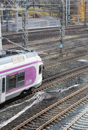 Lähiliikenteen juna Pasilan ratapihalla menossa kohti Helsingin keskustaa.