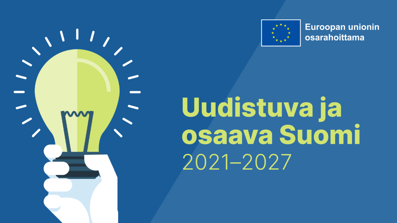 Sinisellä pohjalla käsi, joka pitelee idealamppua sekä teksti Uudistuva ja osaava Suomi 2021-2027. EU-lippulogo ja teksti Euroopan unionin osarahoittama.