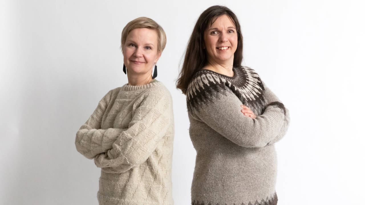 Suomalainen villa -vaikuttajamedian Anni Laitinen ja Jenni Vanhanen ruskean sävyisissä villapaidoissa.