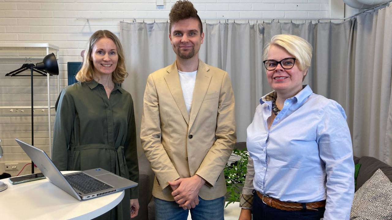 Hymyilevät Rosa Tuomi, Aleksi Partanen ja Mari Kuparinen hankkeen kick off -tilaisuudessa.