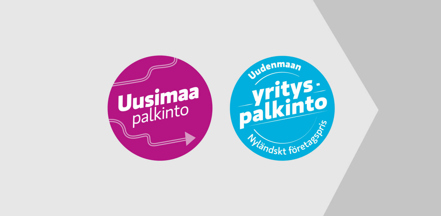 Harmaalla pohjalla pinkki ympyrä, jossa teksti Uusimaa-palkinto. Sininen ympyrä, jossa teksti Uudenmaan yrityspalkinto Nyländskt företagspris.