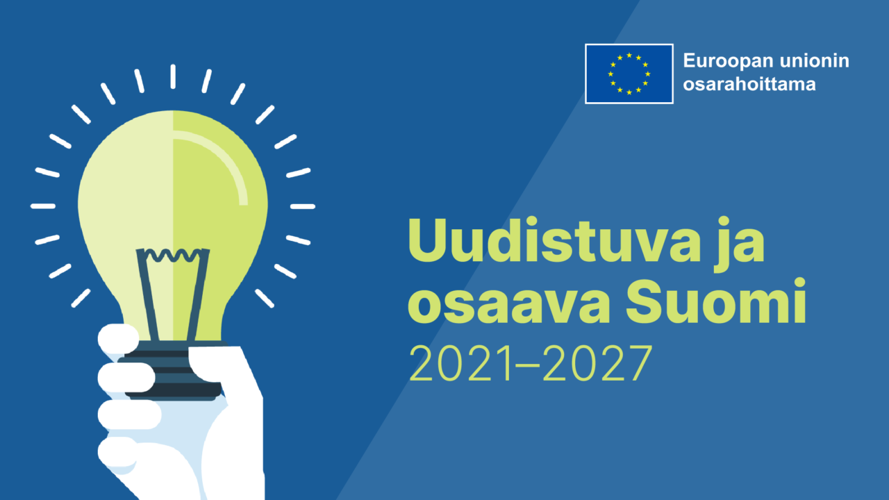 Sinisellä pohjalla käsi, joka pitelee idealamppua sekä teksti Uudistuva ja osaava Suomi 2021-2027. EU-lippulogo ja teksti Euroopan unionin osarahoittama.