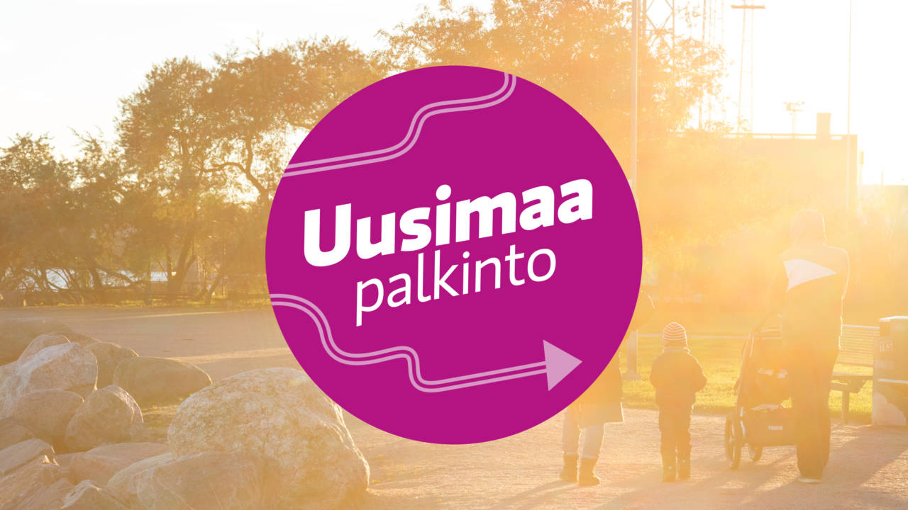 Keltasävyinen ilta-aurinko ja perhe kävelemässä puistossa. Kuvan päällä violetti ympyrä, jonka sisällä teksti Uusimaa-palkinto.