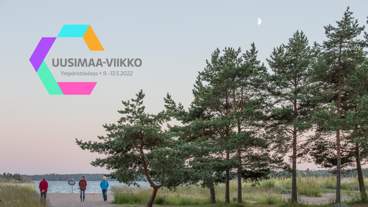 Uusimaa-viikon logo, jossa lukee Uusimaa-viikko, ympäristöviisas ja 9.-13.5.2022. Taustalla illalla otettu valokuva rannasta, jolla on mäntyjä ja jotain vihreää heinää. Lisäksi rannalla kävelee ihmisiä.