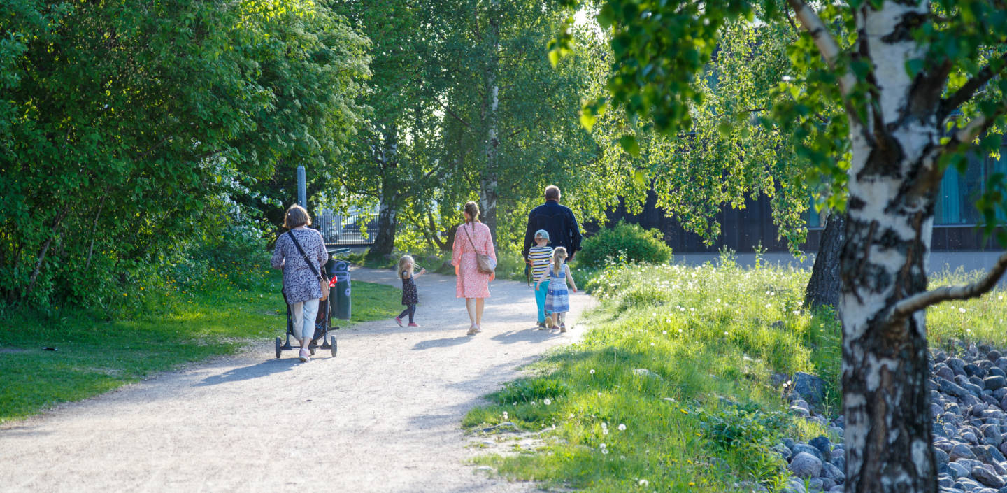 Vihreä puisto ja ihmisiä.
