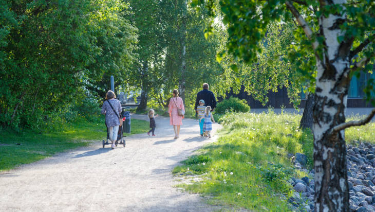 Vihreä puisto ja ihmisiä.