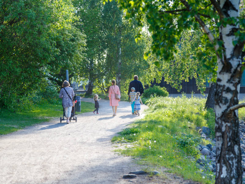 Vihreä puisto ja ihmisiä.
