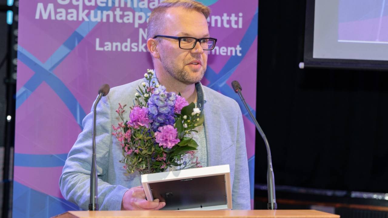 IOTOI:n toimitusjohtaja Johnny Holmström pitää kiitospuhetta palkitsemisen jälkeen