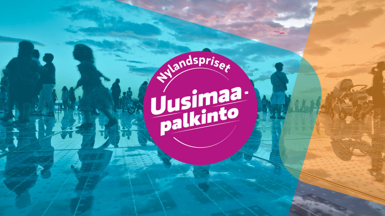 Logo Uusimaa-palkinto, Nylandspriset. Taustalla ihmisiä.