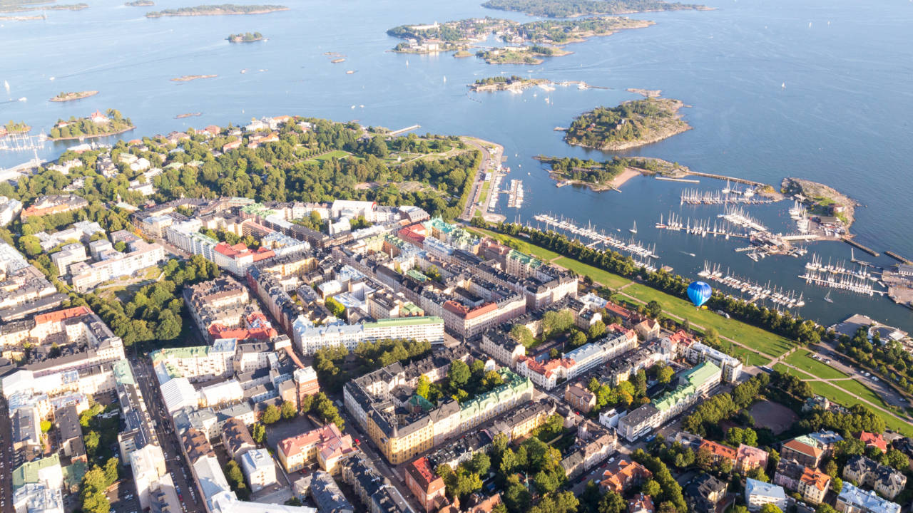 Helsingin kantakaupunkia ja merta ilmasta kuvattuna.