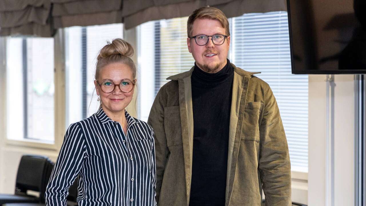 Anne Laitinen-Saunio ja Antti Kettunen Uudenmaan liiton toimistolla.