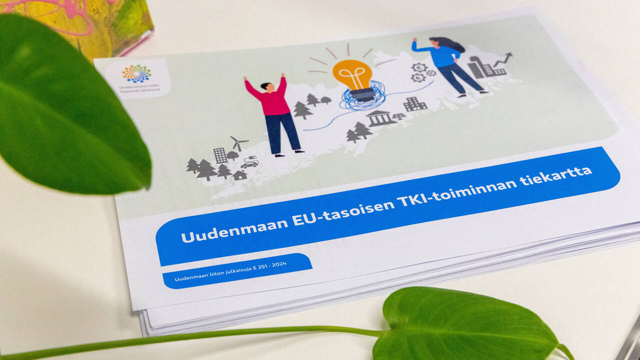 Uudenmaan EU-tasoisen TKI-toiminnan tiekartta -julkaisu printattuna.