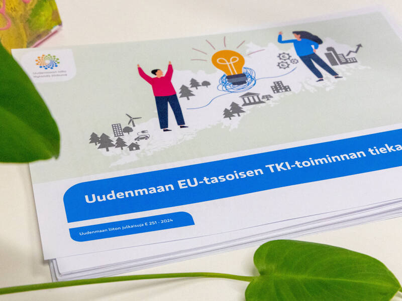 Uudenmaan EU-tasoisen TKI-toiminnan tiekartta -julkaisu printattuna.