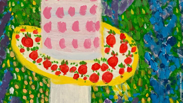 Lähikuvaan rajattu värikäs maalaus, jossa täytekakkua ja mansikoita. Tekijätiedot: Anne Kinnunen, Kakku, 2020.
