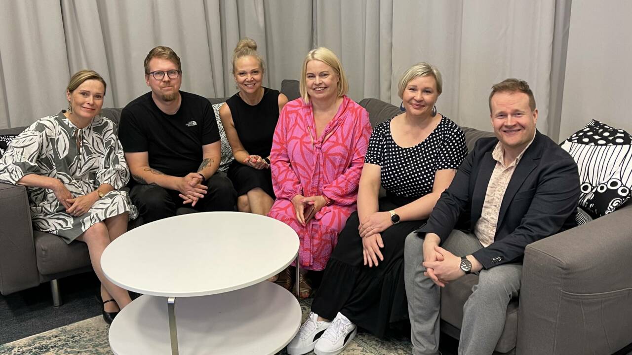 Outi Ervasti, Antti Kettunen, Anne Laitinen, Kirsi Elina Kallio, Laura Knuutila ja Mika Hämeenniemi Uudenmaan liiton studiolla.