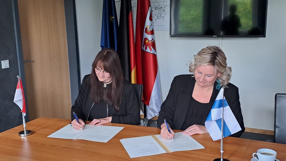 Tuija Telén ja Katrin Lange allekirjoittavat alueiden välisen yhteistyösopimuksen.