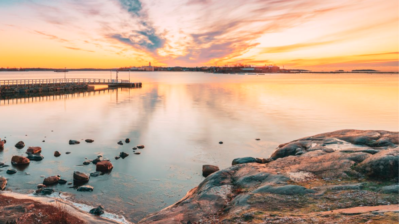 Merimaisema ja auringon värjäämä taivas.