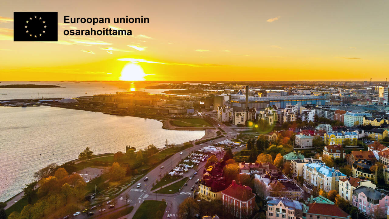 Ilmakuva Helsingistä auringonlaskun aikaan. EU-lippulogo tekstillä Euroopan unionin osarahoittama.