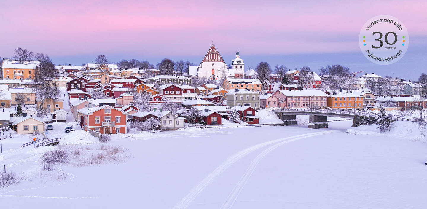 Talvinen maisema Porvoosta. Lisäksi tekstilogo Uudenmaan liitto 30 vuotta.