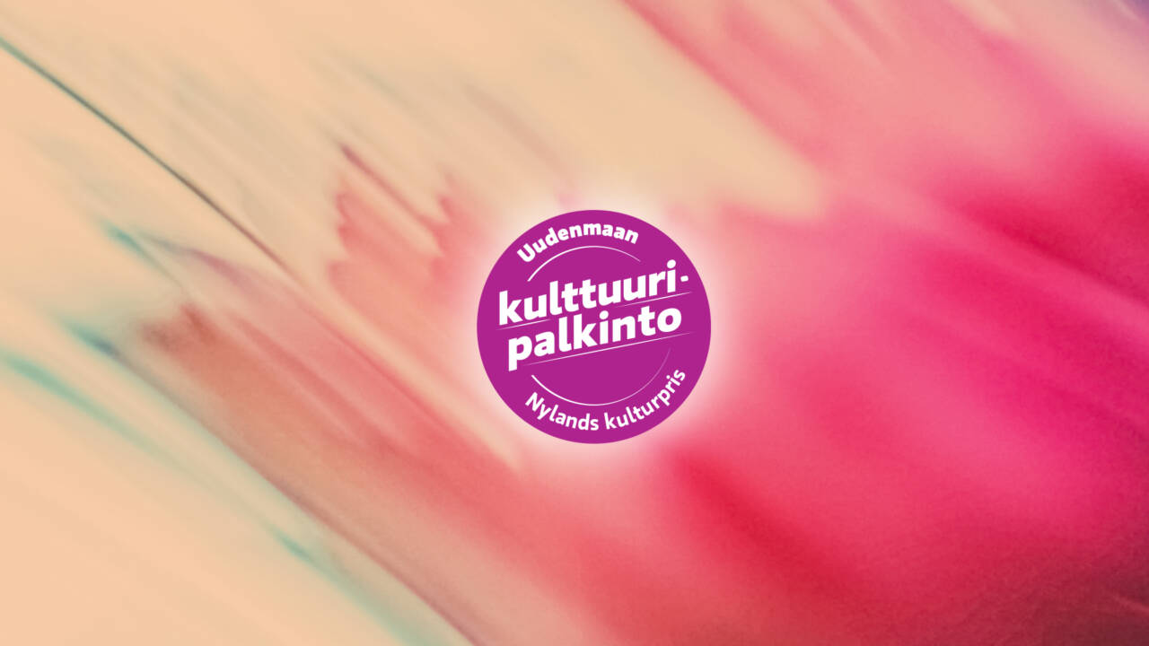 Värikkäällä taustalla ympyrä, jossa tekstit Uudenmaan kulttuuripalkinto, Nylands kulturpris.