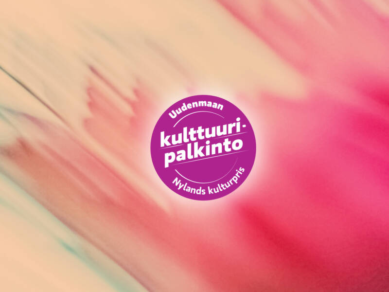 Värikkäällä taustalla ympyrä, jossa tekstit Uudenmaan kulttuuripalkinto, Nylands kulturpris.