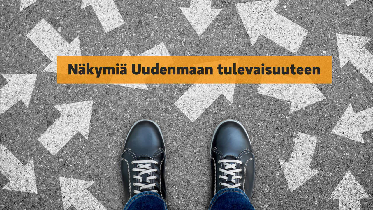 Ylhäältä päin kuvatut jalat, asfaltissa nuolia eri suuntiin ja tektsi Näkymiä Uudenmaan tulevaisuuteen.