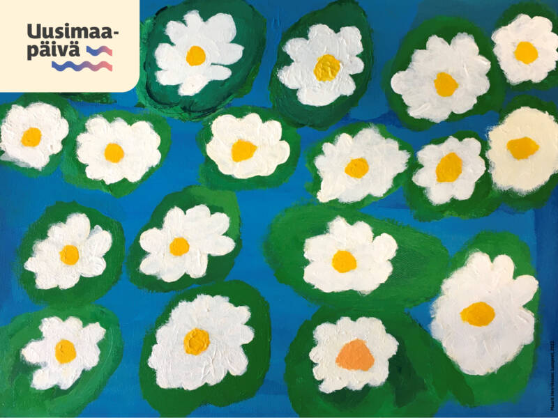 Sinisellä taustalla maalattuja valkoisia lumpeen kukkia. Uusimaa-päivän logo.
