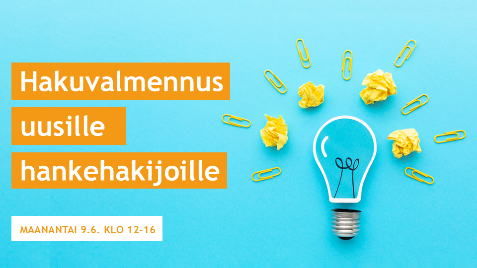 Sinisellä pohjalla oranssissa laatikossa oleva teksti Hakuvalmennus uusille hankehakijoille, maanantai 9.6. klo 12-16, lamppu, jonka ympärillä neljä rypistettyä paperia ja klemmareita