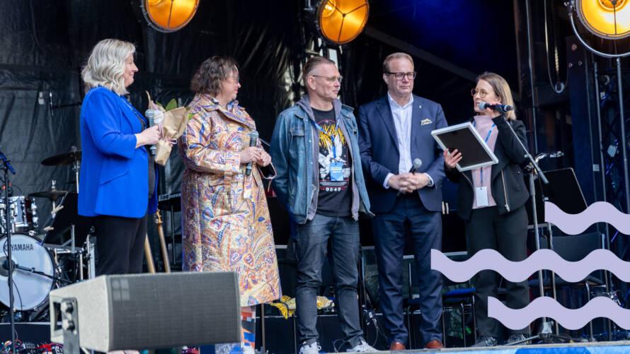 Tilaisuuden alussa palkittiin ansiokkaita uusimaalaisia yhteisöjä. Mukana lavalla Uudenmaan maakuntajohtaja Tuija Telén ja Vantaan kaupunginjohtaja Pekka Timonen.