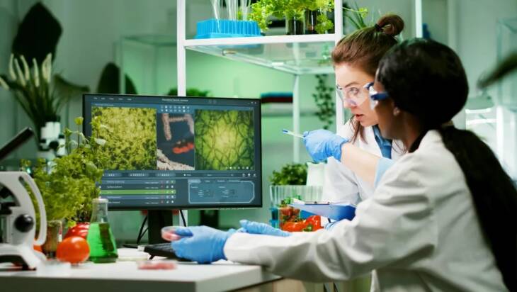 People in a lab.