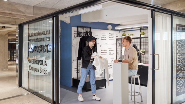 Two people at the Metropolia Campus Shop.