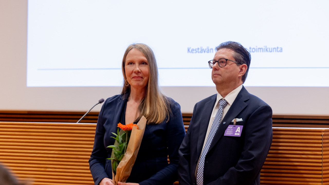 Pia Tynys ja Eero Venäläinen palkitsemistilaisuudessa