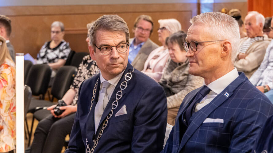 Loviisan kaupunginjohtaja Tomas Björkroth ja maakuntahallituksen puheenjohtaja Jarno Limnell pohtivat puheenvuoroissaan uusimaalaisuutta.