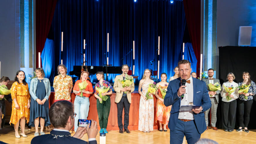 Esiintyjät ja palkintojen saajat kukitettiin juhlan päätteeksi. Illan juonsi näyttelijä Robert Jordas.