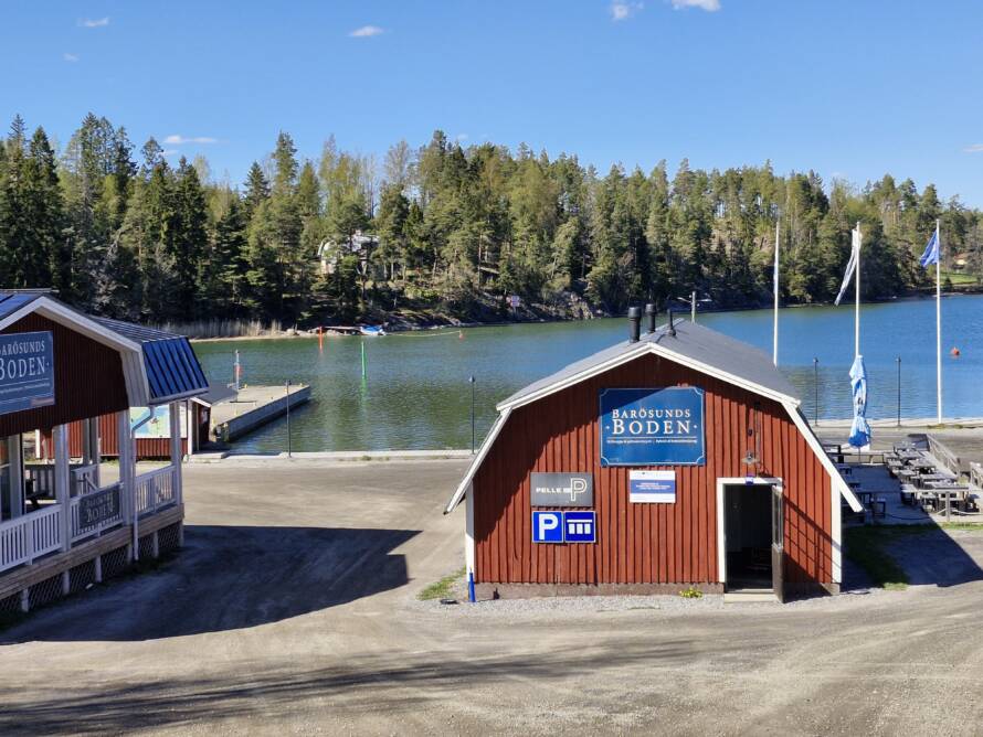 Barösundin venesataman puiset rakennukset.