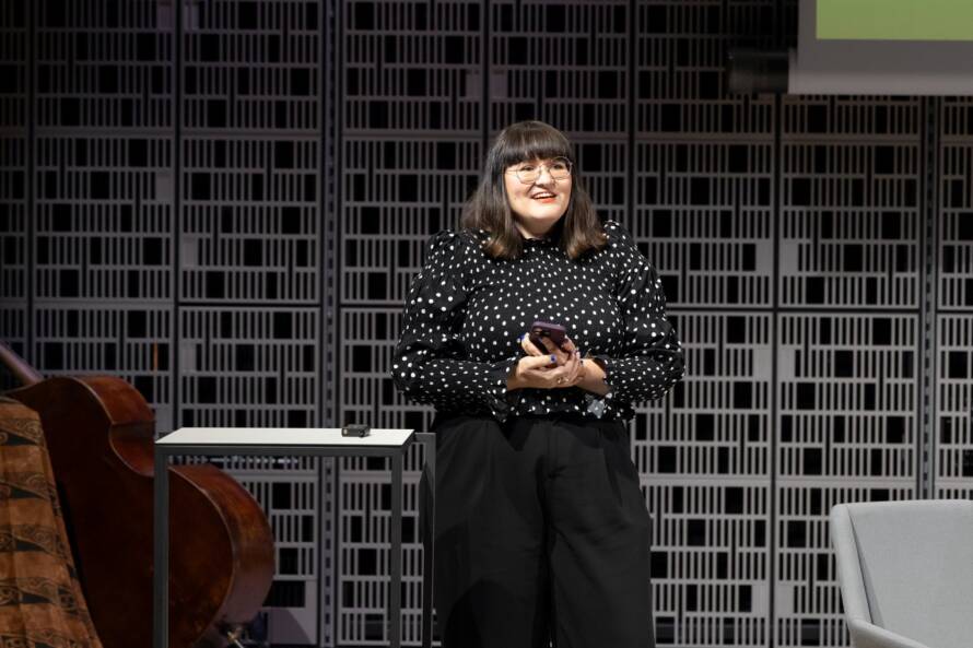 Anna Brotkin puhumassa Uudenmaan kulttuurifoorumissa
