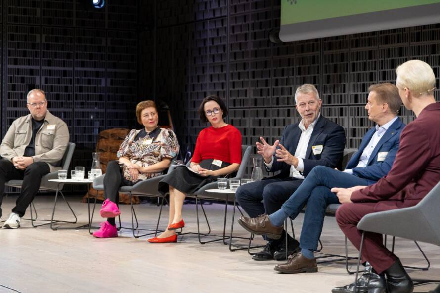 Varatoimitusjohtaja Juhana Lassila Suomen Kulttuurirahastosta, toimitusjohtaja Sören Lillkung Svenska kulturfondenista, pääjohtaja Emilie Gardberg Taide- ja kulttuurivirastosta, musiikintekijä ja musiikkialan yrittäjä Pauliina Lerche sekä johtava asiantuntija Jani Jalonen Business Helsingistä paneelikeskustelussa Uudenmaan kulttuurifoorumissa